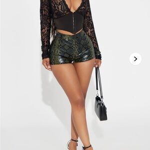 Fashion Nova Faux‎ Leather Short Womens | Olive Snake Print | Sz XS | Zíper Side